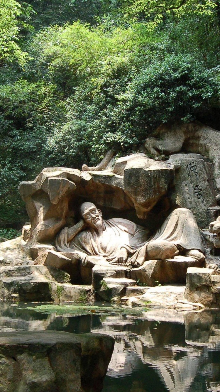 Grauer Stein am Fluss Tagsüber. Wallpaper in 720x1280 Resolution