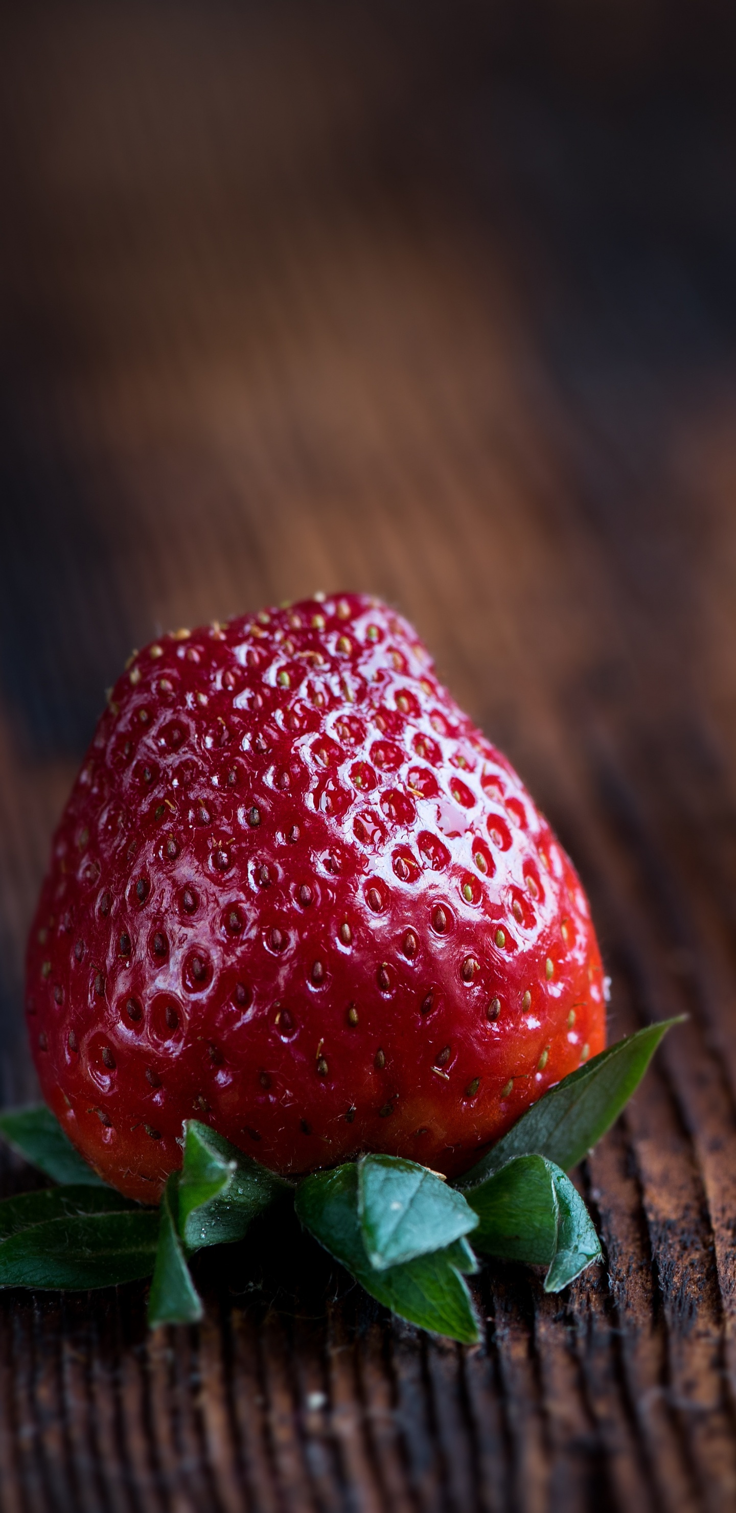 Rote Erdbeere Auf Braunem Holztisch. Wallpaper in 1440x2960 Resolution