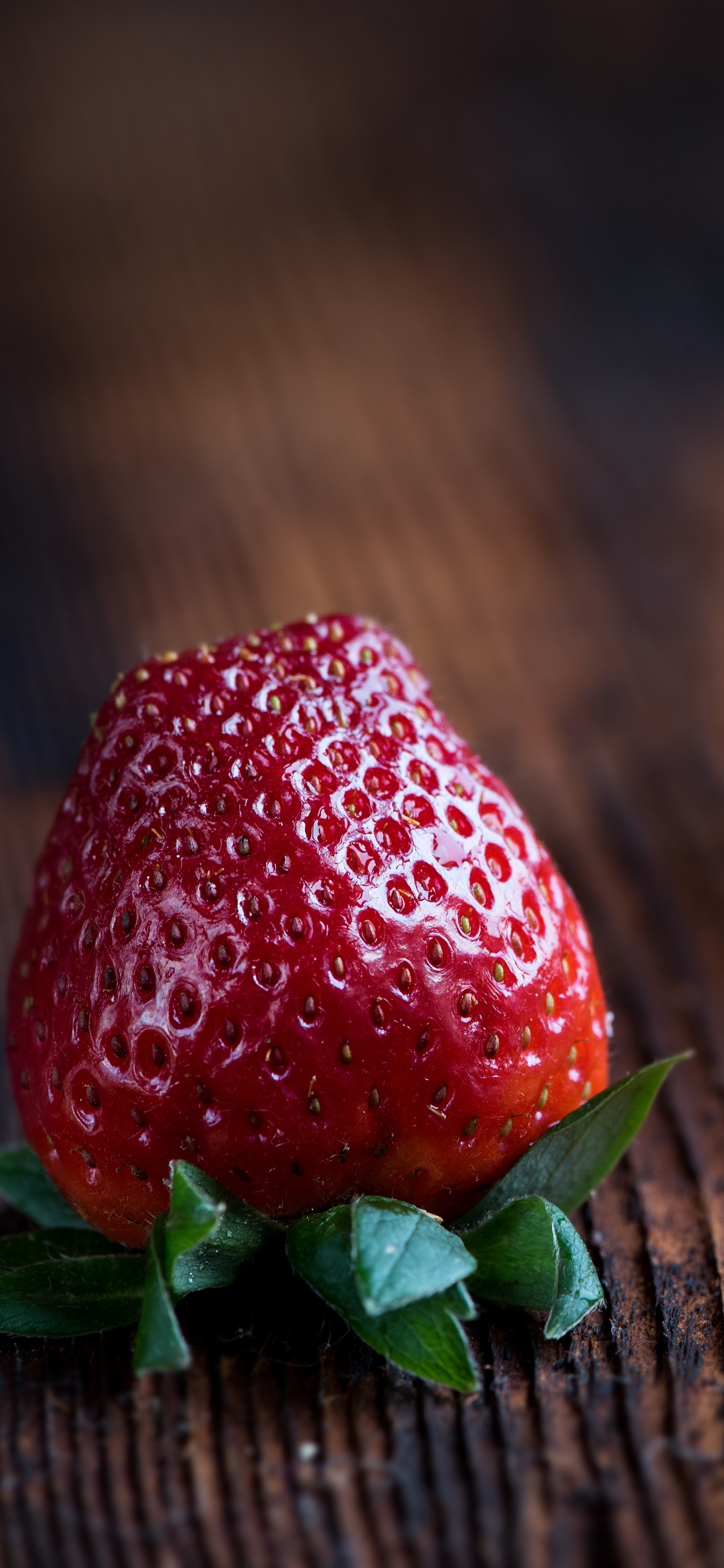 Fraise Rouge Sur Une Table en Bois Marron. Wallpaper in 1125x2436 Resolution