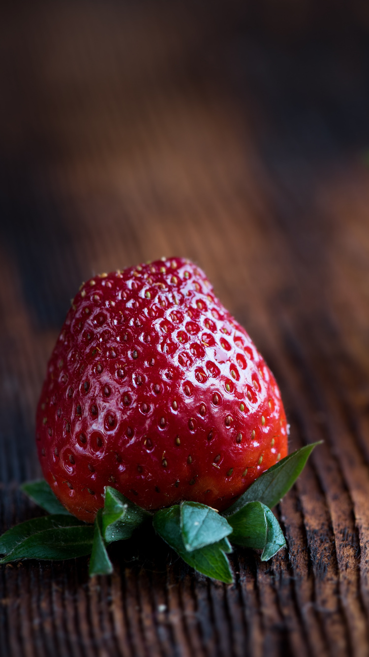 Fraise Rouge Sur Une Table en Bois Marron. Wallpaper in 750x1334 Resolution
