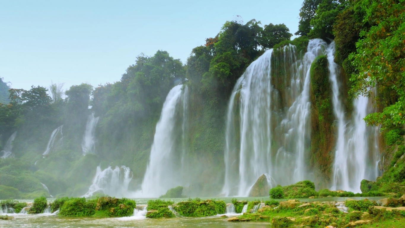 Cascades Sur Terrain D'herbe Verte Pendant la Journée. Wallpaper in 1366x768 Resolution