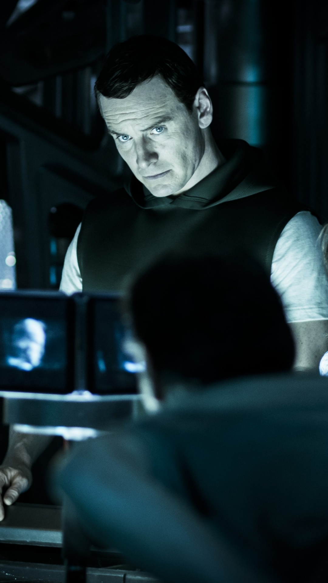 Mann im Schwarzen Langarmhemd Sitzt Neben Frau im Weißen Hemd. Wallpaper in 1080x1920 Resolution