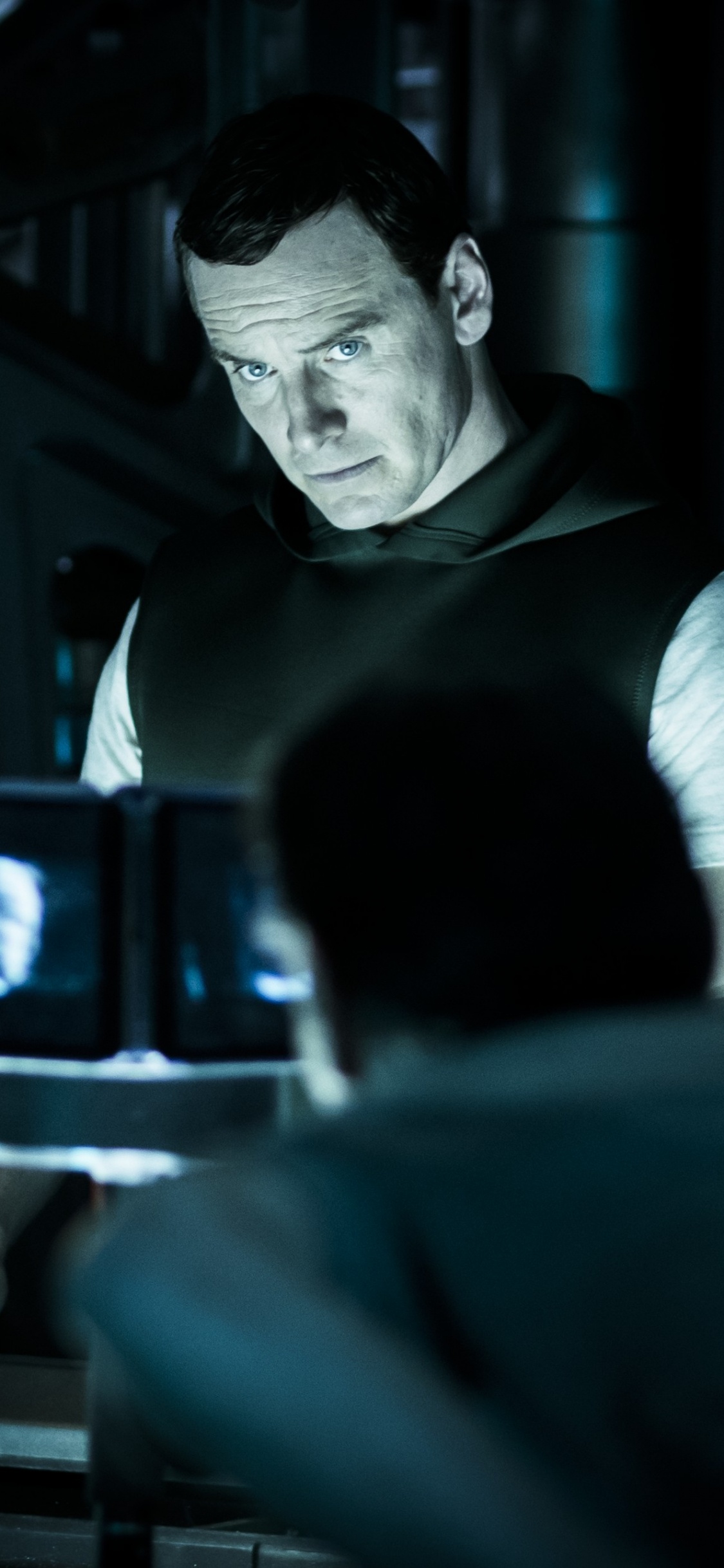 Homme en Chemise Noire à Manches Longues Assis à Côté de la Femme en Chemise Blanche. Wallpaper in 1125x2436 Resolution