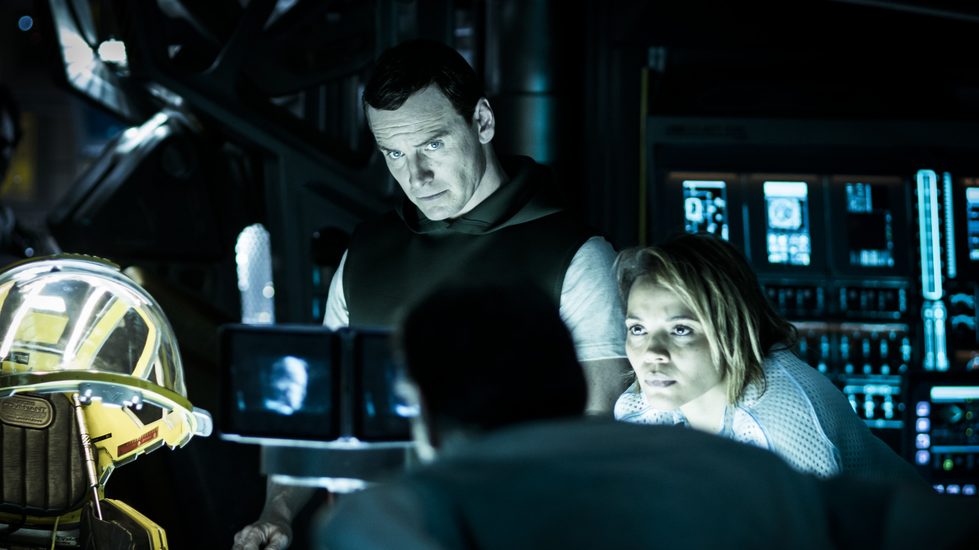 Homme en Chemise Noire à Manches Longues Assis à Côté de la Femme en Chemise Blanche. Wallpaper in 1920x1080 Resolution