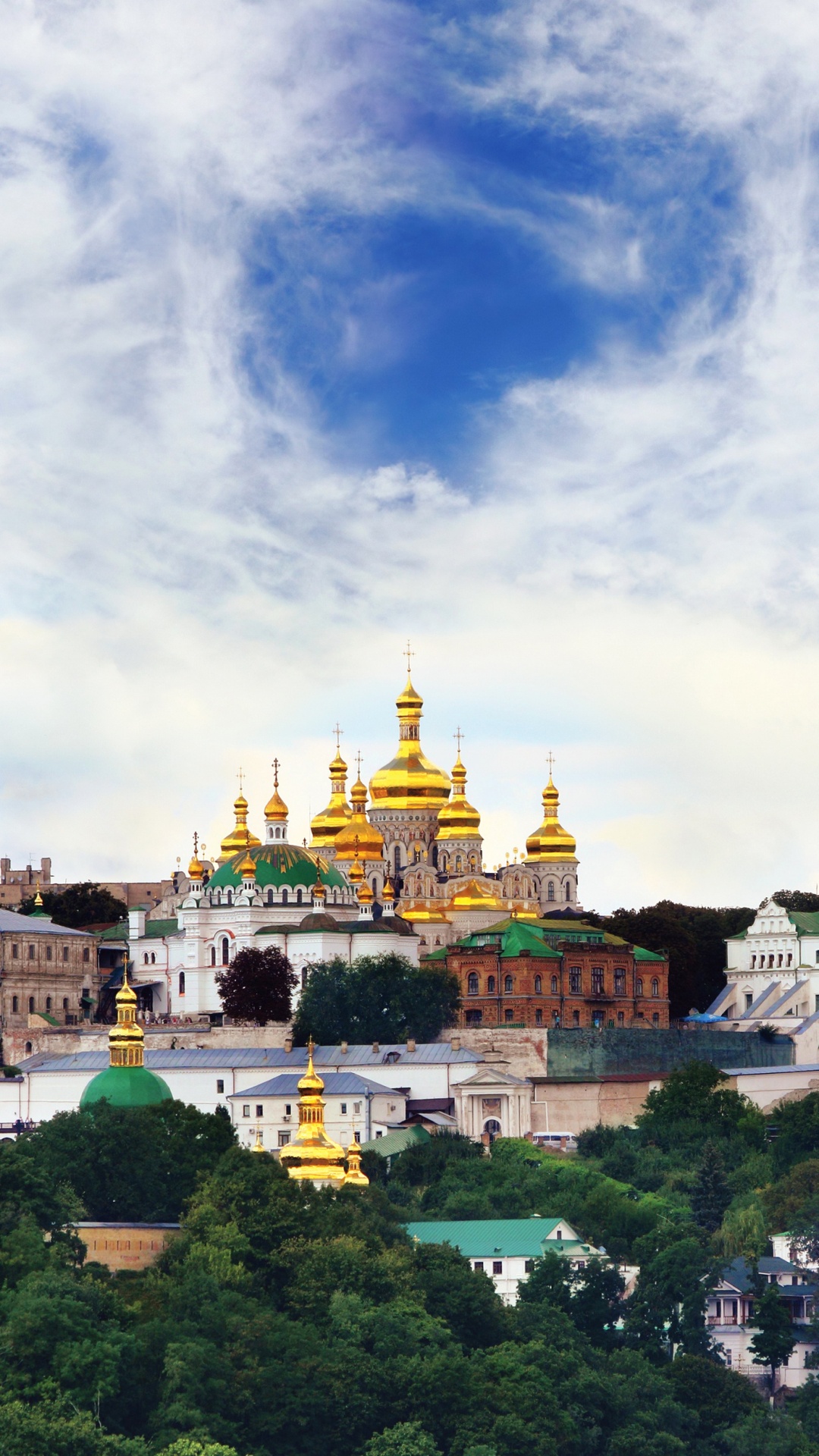 Edificio de Hormigón Blanco y Marrón Bajo un Cielo Nublado Durante el Día. Wallpaper in 1080x1920 Resolution