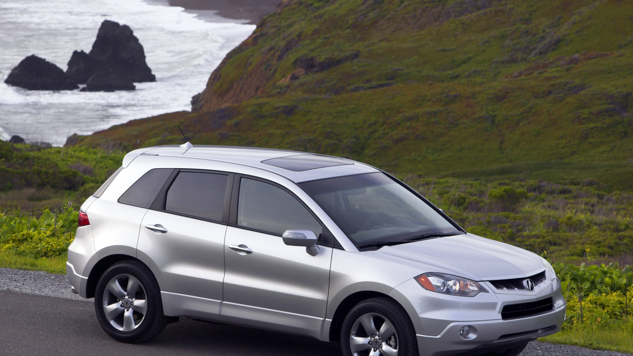 Suv Plateado en la Carretera de Asfalto Gris. Wallpaper in 1280x720 Resolution