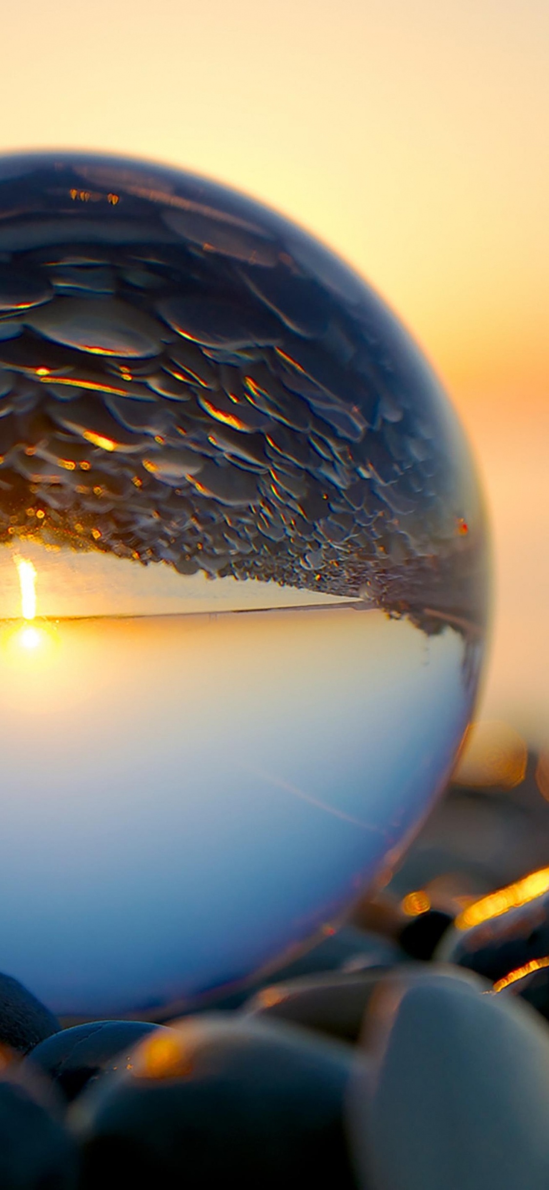 Bola de Cristal Transparente Con Gotas de Agua. Wallpaper in 1125x2436 Resolution