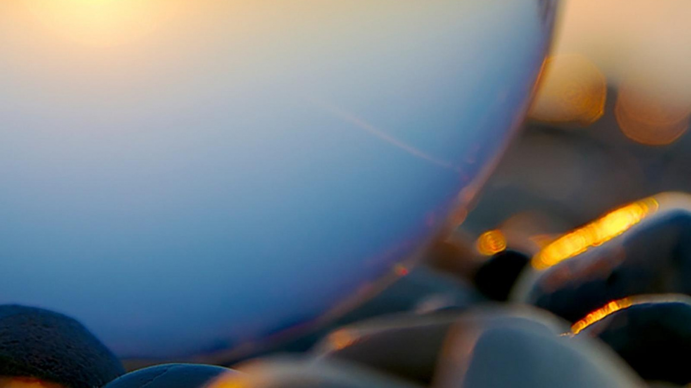 Boule de Verre Clair Avec Des Gouttelettes D'eau. Wallpaper in 1366x768 Resolution