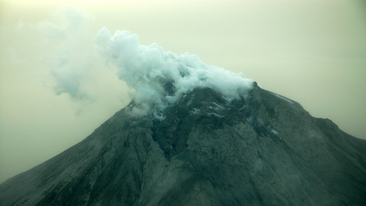 Montagne Noire et Blanche Sous un Ciel Blanc Pendant la Journée. Wallpaper in 1280x720 Resolution