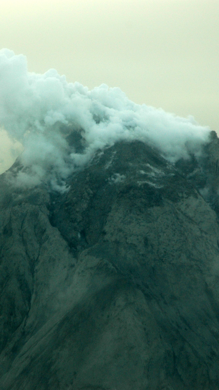 Montaña en Blanco y Negro Bajo un Cielo Blanco Durante el Día. Wallpaper in 750x1334 Resolution