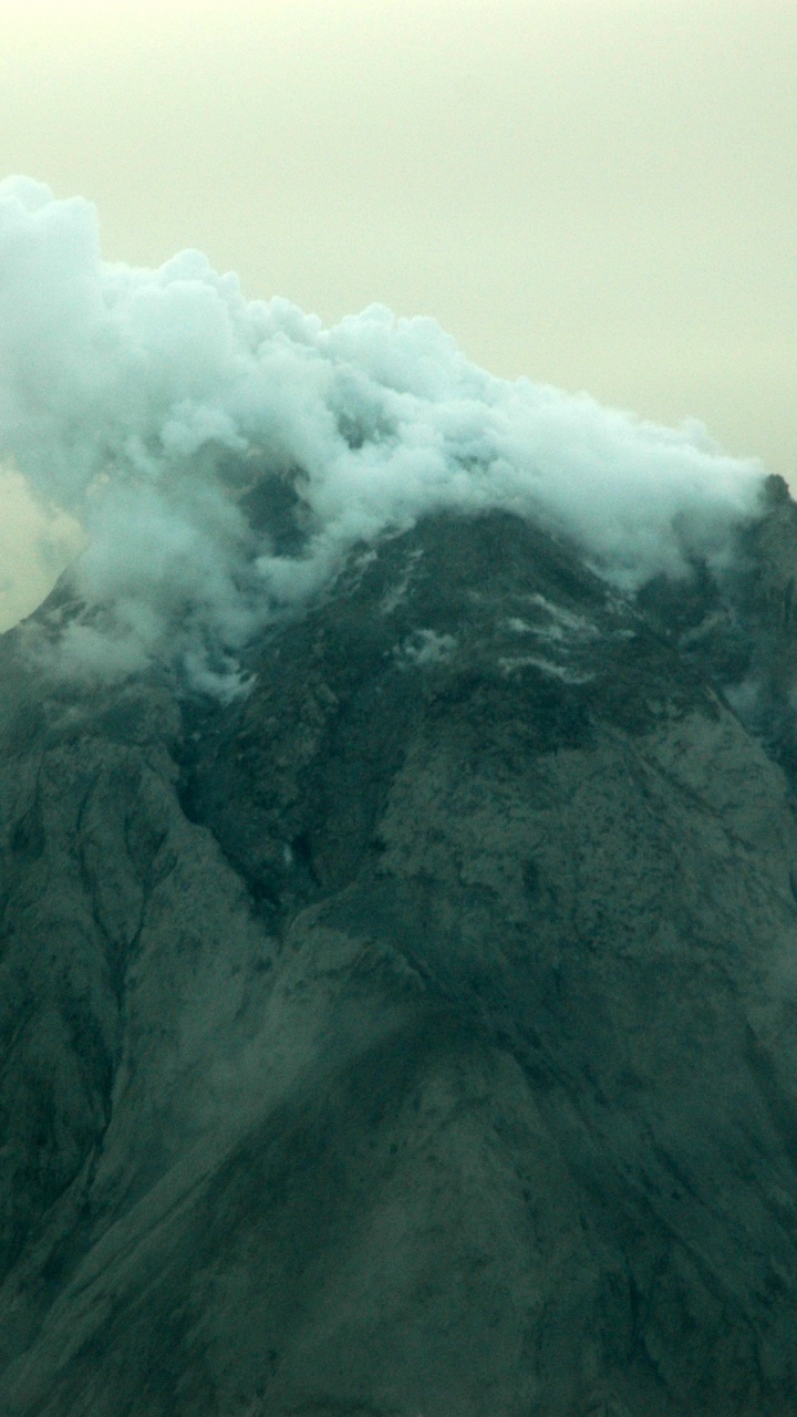 Tagsüber Schwarz-weißer Berg Unter Weißem Himmel. Wallpaper in 720x1280 Resolution