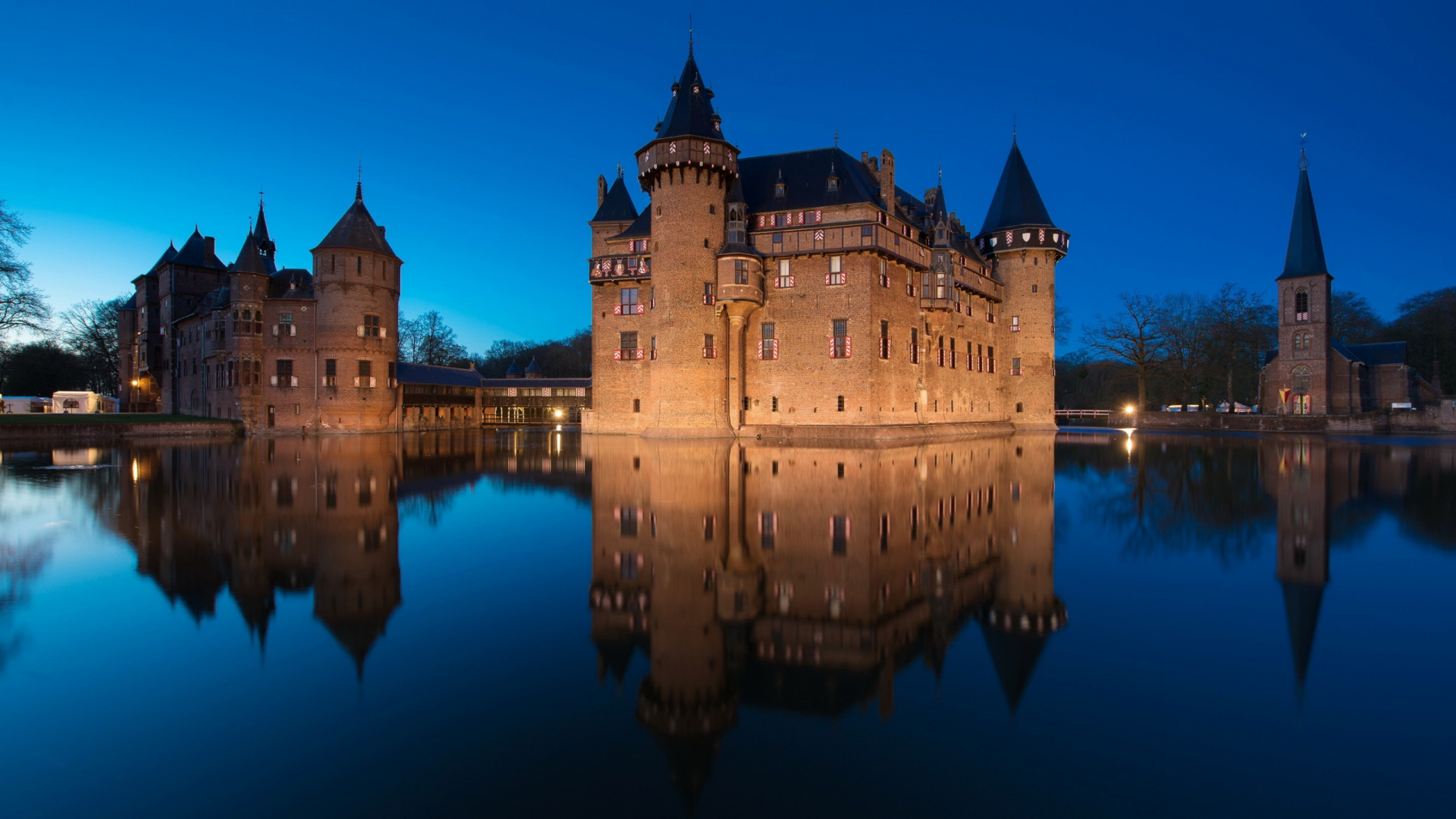 Brown Concrete Castle Near Body of Water During Night Time. Wallpaper in 1920x1080 Resolution