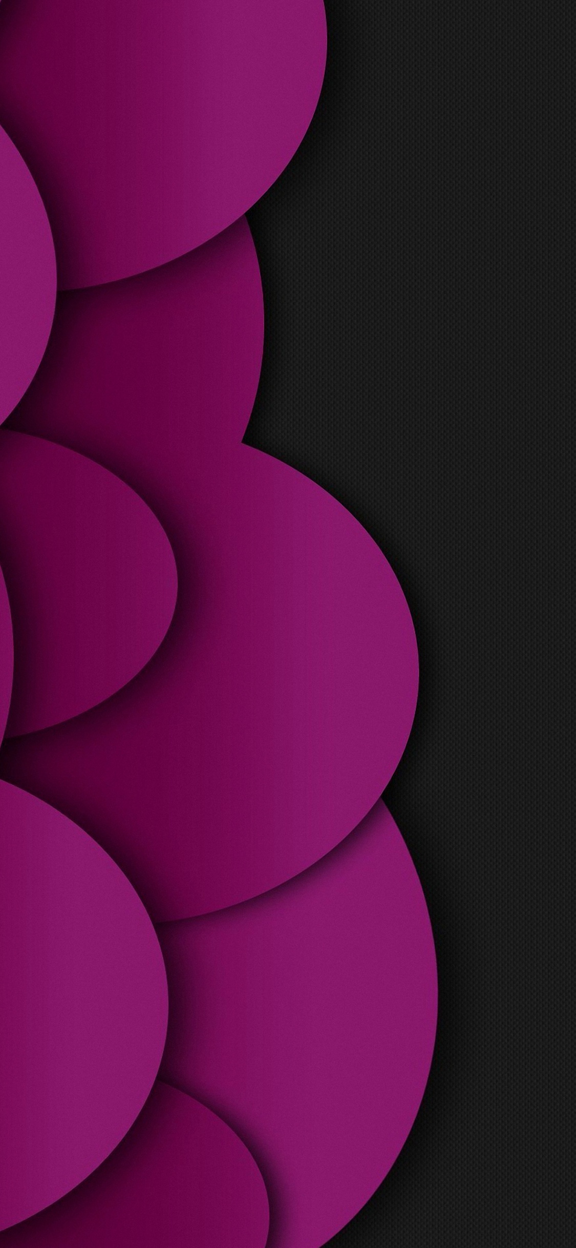 Pinkes Herz in Form Auf Schwarzem Textil. Wallpaper in 1125x2436 Resolution