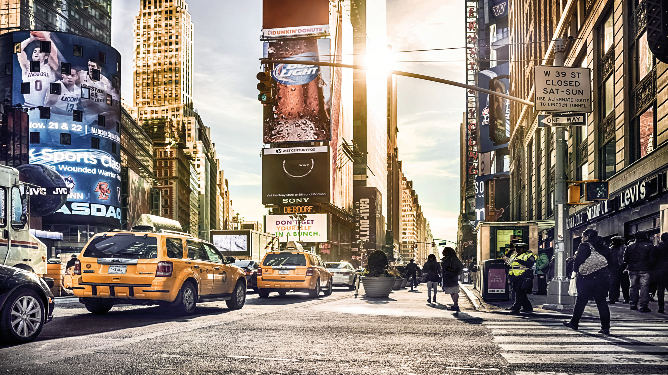 People Walking on Pedestrian Lane During Daytime. Wallpaper in 2560x1440 Resolution