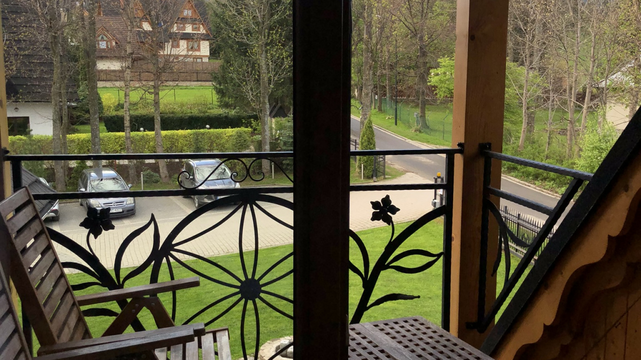 Immobilier, Porche, Balcon, Bois Franc, Verre. Wallpaper in 1280x720 Resolution