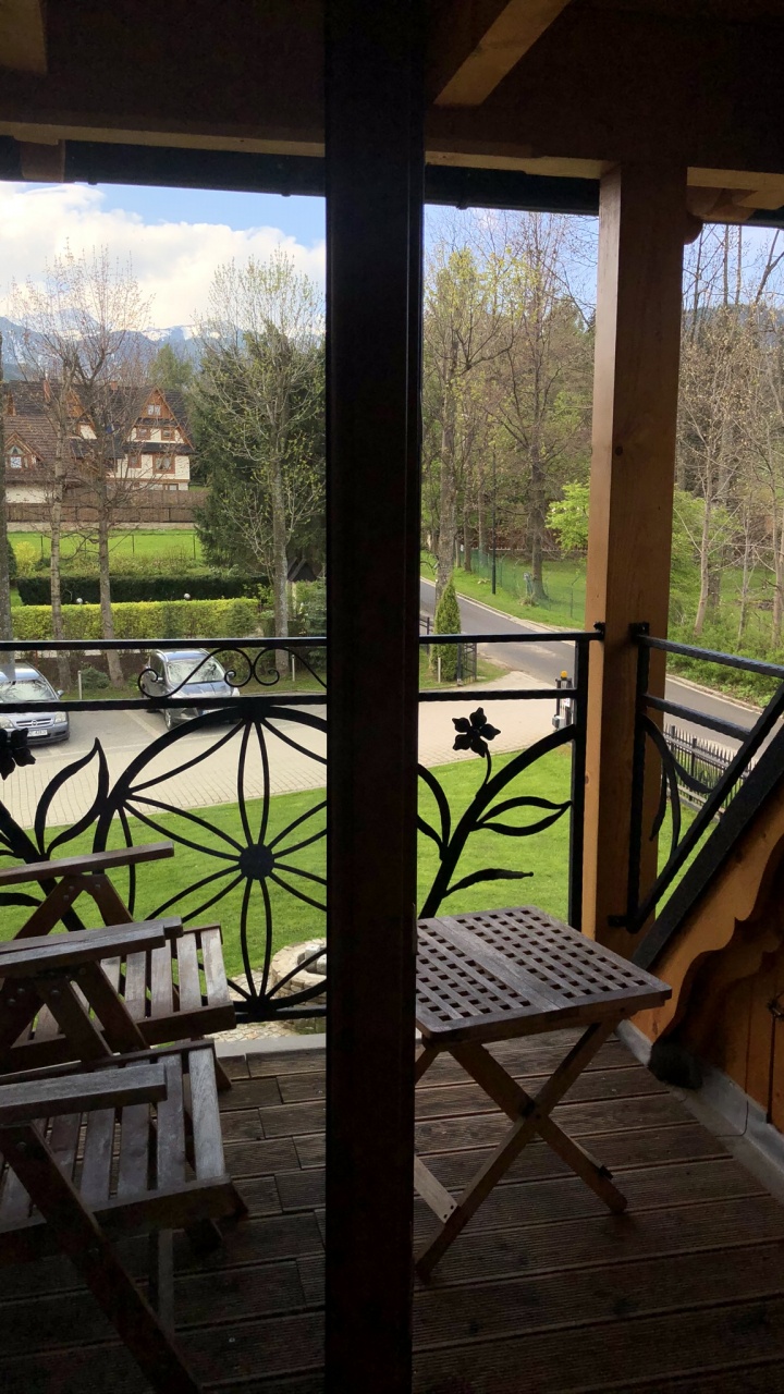 Immobilier, Porche, Balcon, Bois Franc, Verre. Wallpaper in 720x1280 Resolution