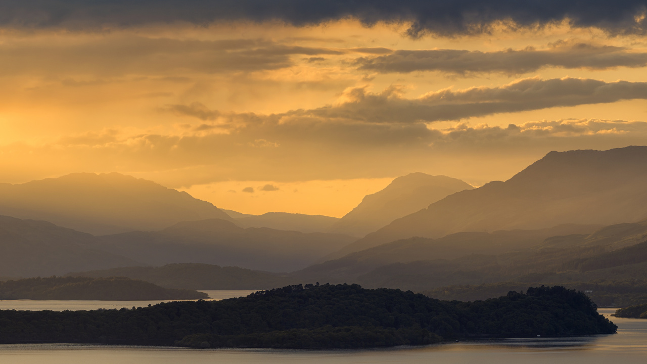 Silhouette de Montagnes Pendant le Coucher du Soleil. Wallpaper in 1280x720 Resolution