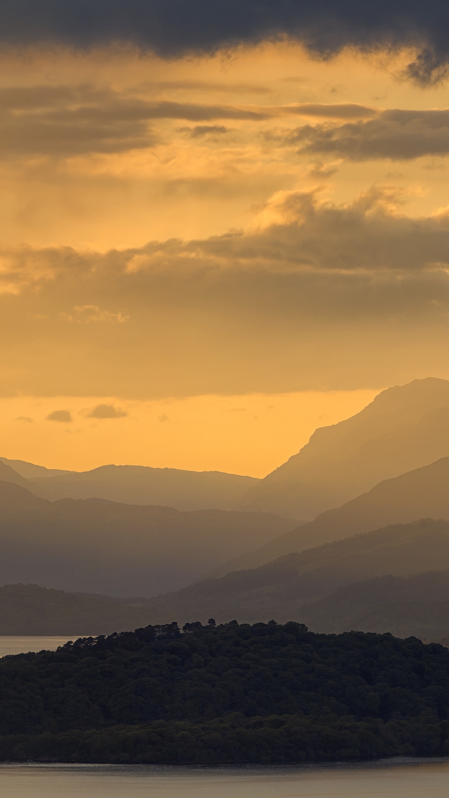 Silhouette de Montagnes Pendant le Coucher du Soleil. Wallpaper in 1440x2560 Resolution