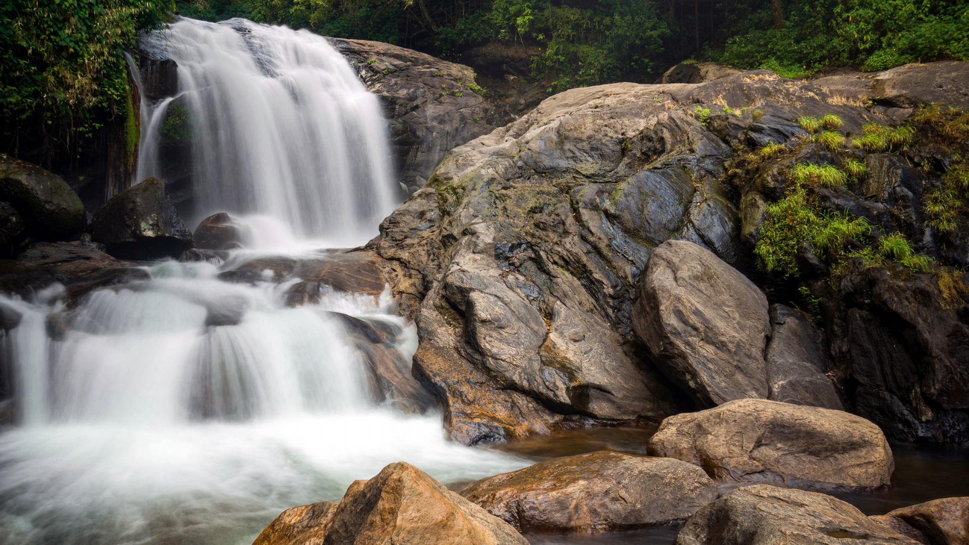 el Agua Cae Sobre la Roca Marrón. Wallpaper in 1920x1080 Resolution