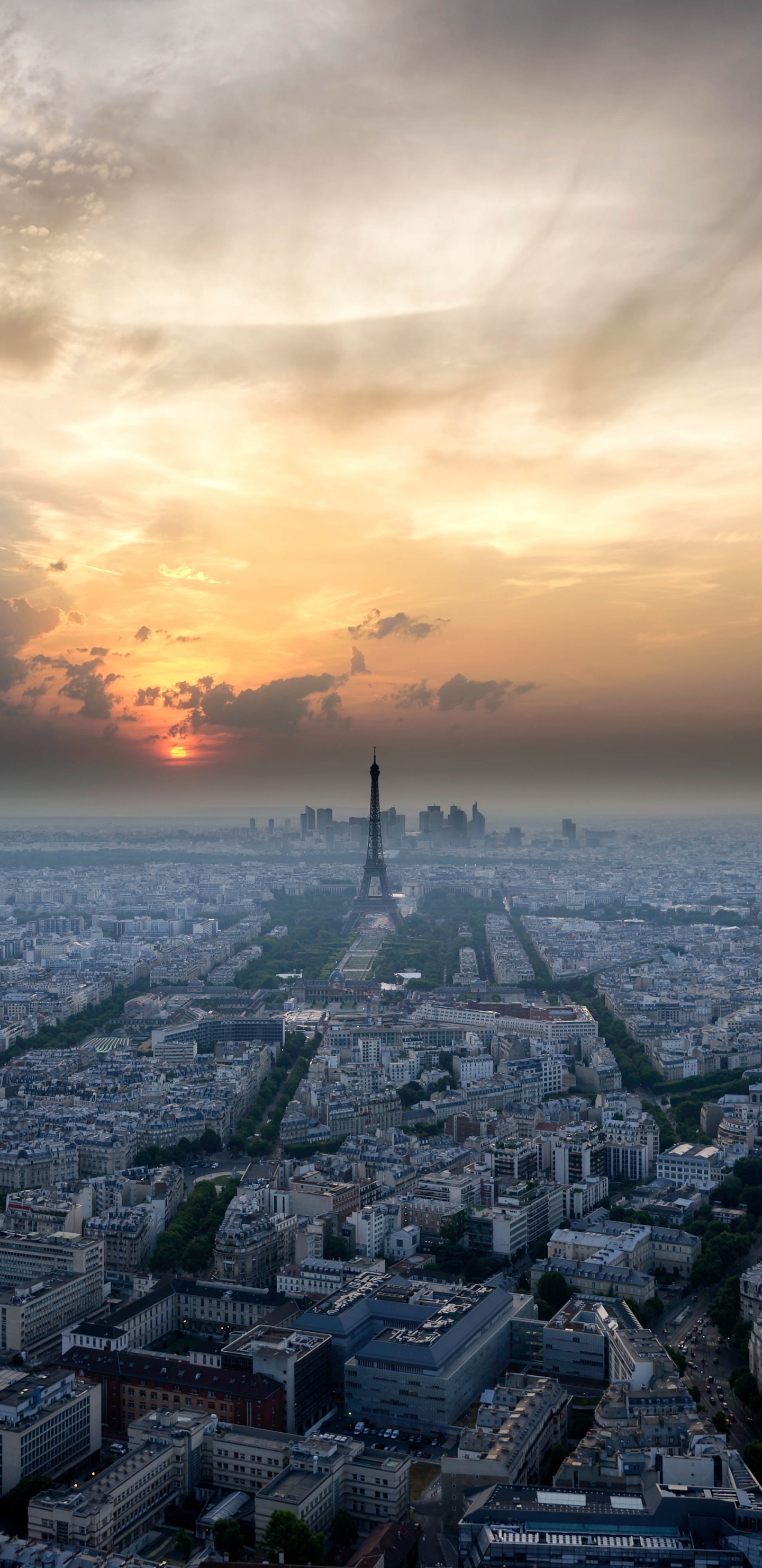Edificios de la Ciudad Bajo Nubes Blancas Durante la Puesta de Sol. Wallpaper in 1440x2960 Resolution