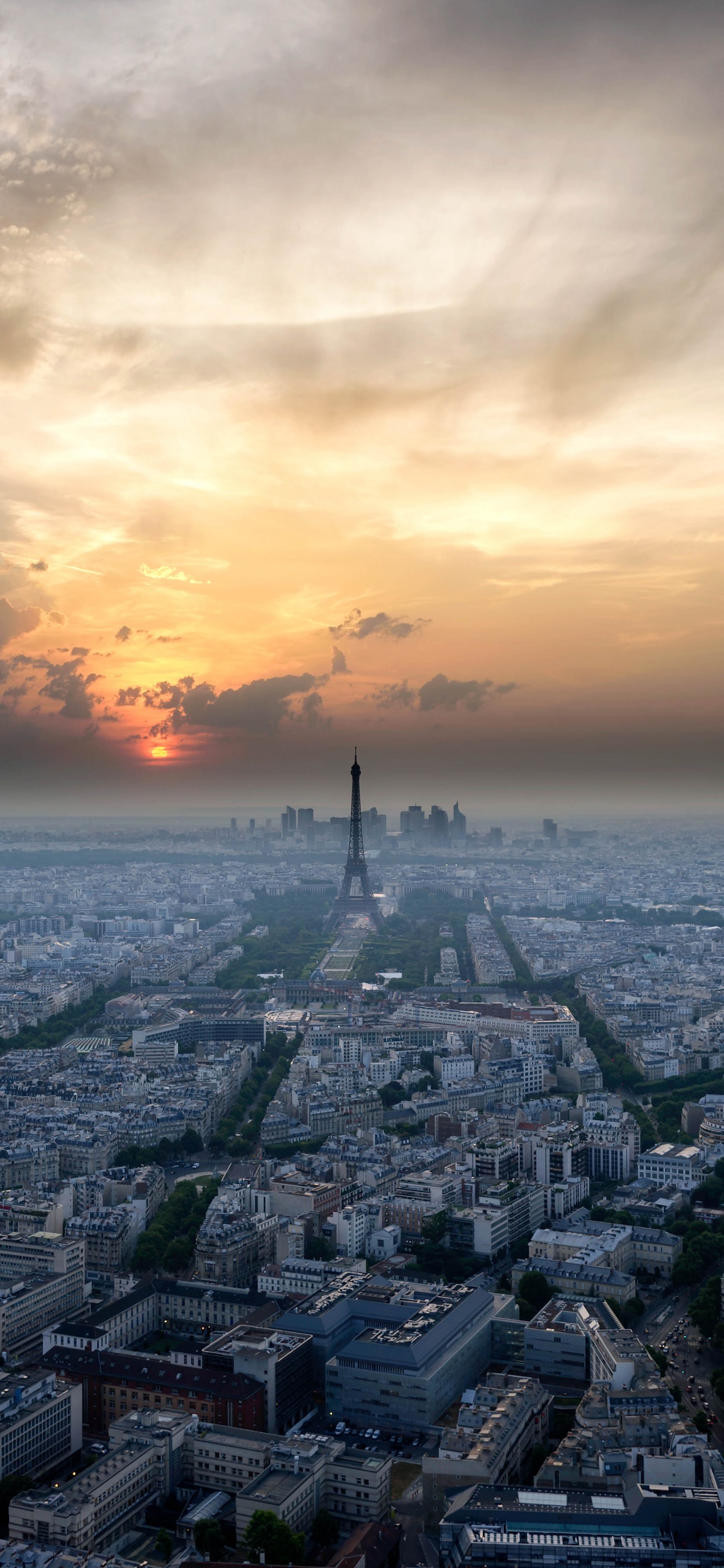 Bâtiments de la Ville Sous Des Nuages Blancs au Coucher du Soleil. Wallpaper in 1242x2688 Resolution