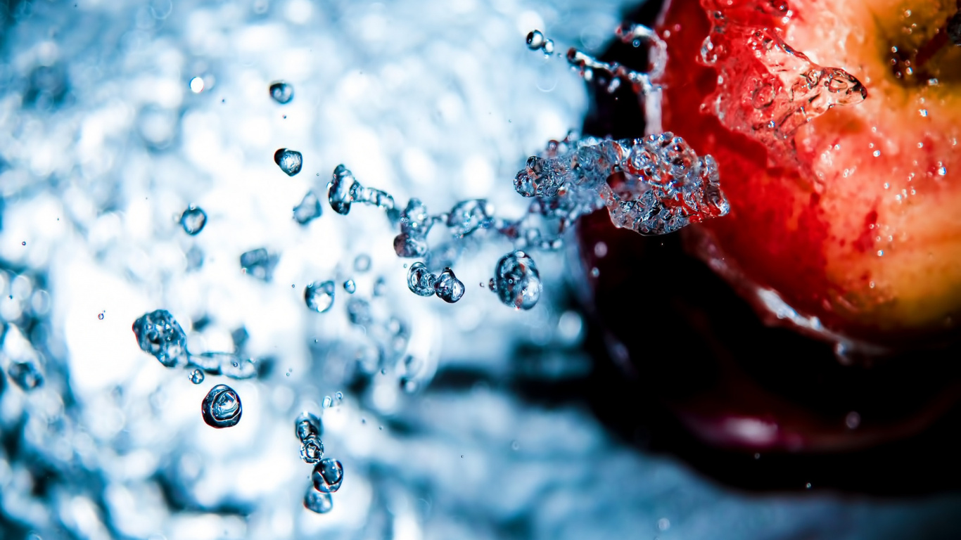 Corazón Rojo en el Agua Durante el Día. Wallpaper in 1366x768 Resolution