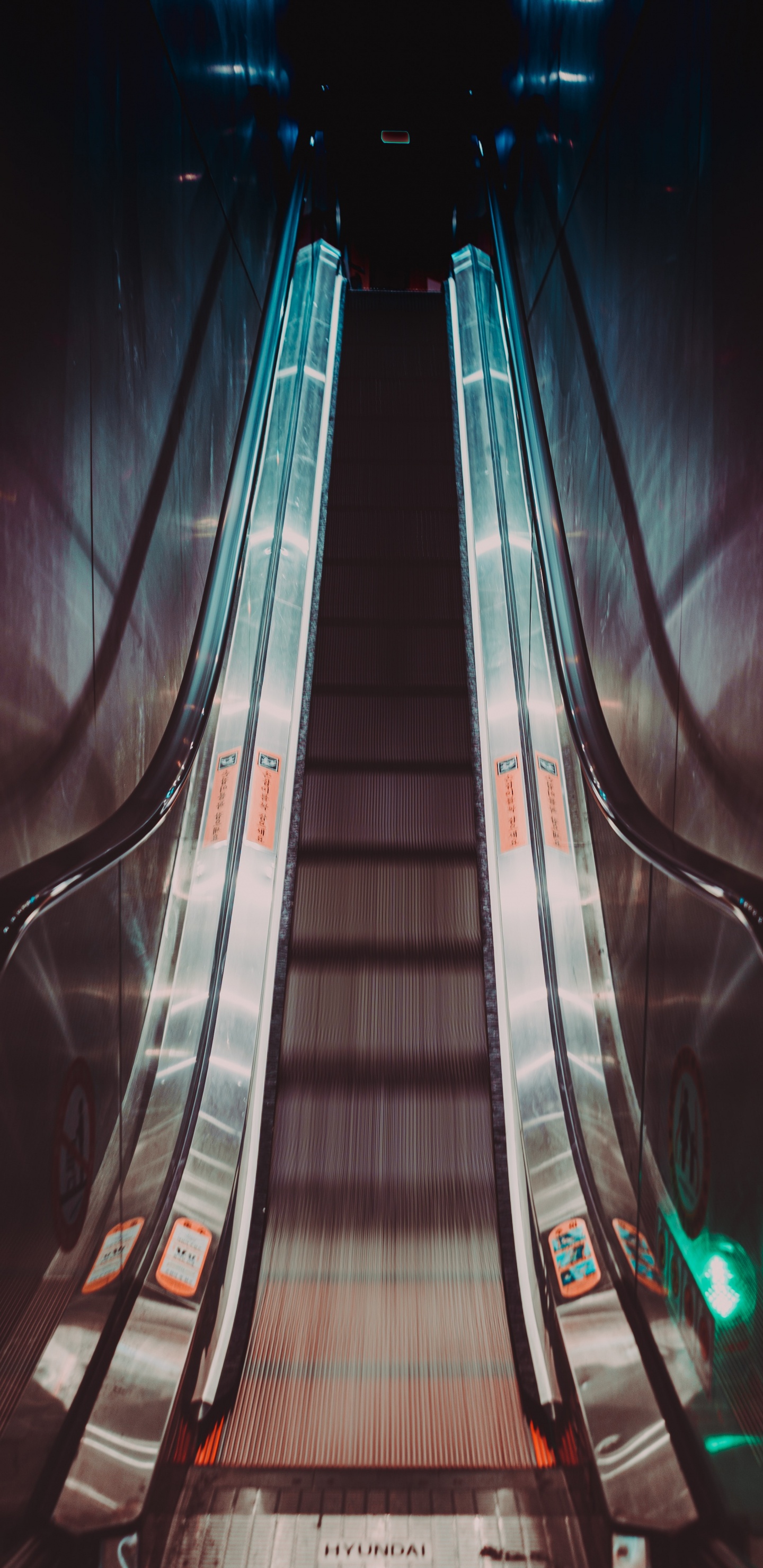 Schwarz-Weiß-Tunnel Mit Lichtern. Wallpaper in 1440x2960 Resolution