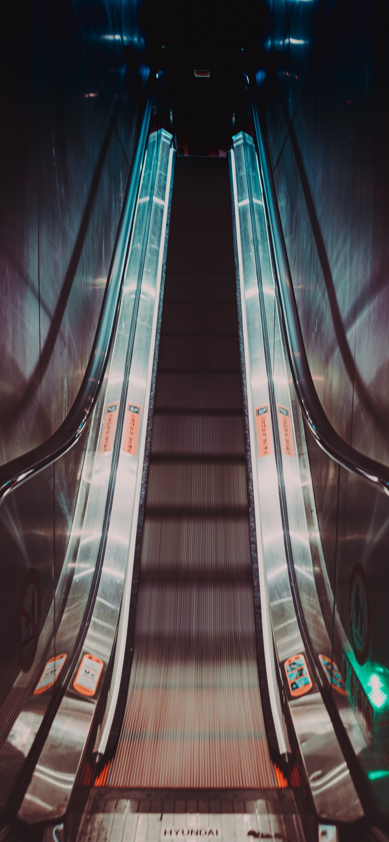 Tunnel Noir et Blanc Avec Des Lumières. Wallpaper in 1242x2688 Resolution