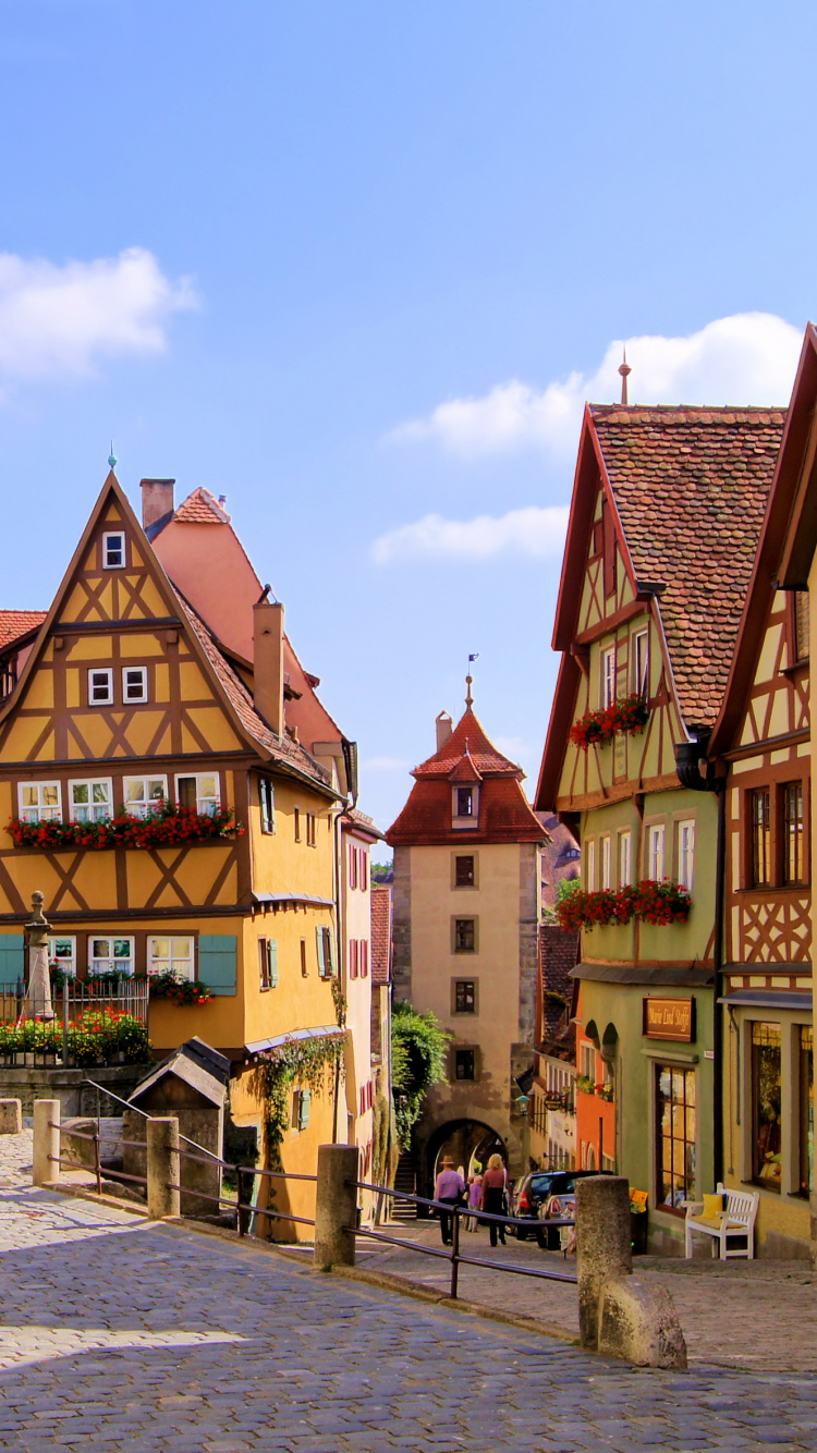 Voitures Garées à Côté D'un Bâtiment en Béton Brun Pendant la Journée. Wallpaper in 750x1334 Resolution