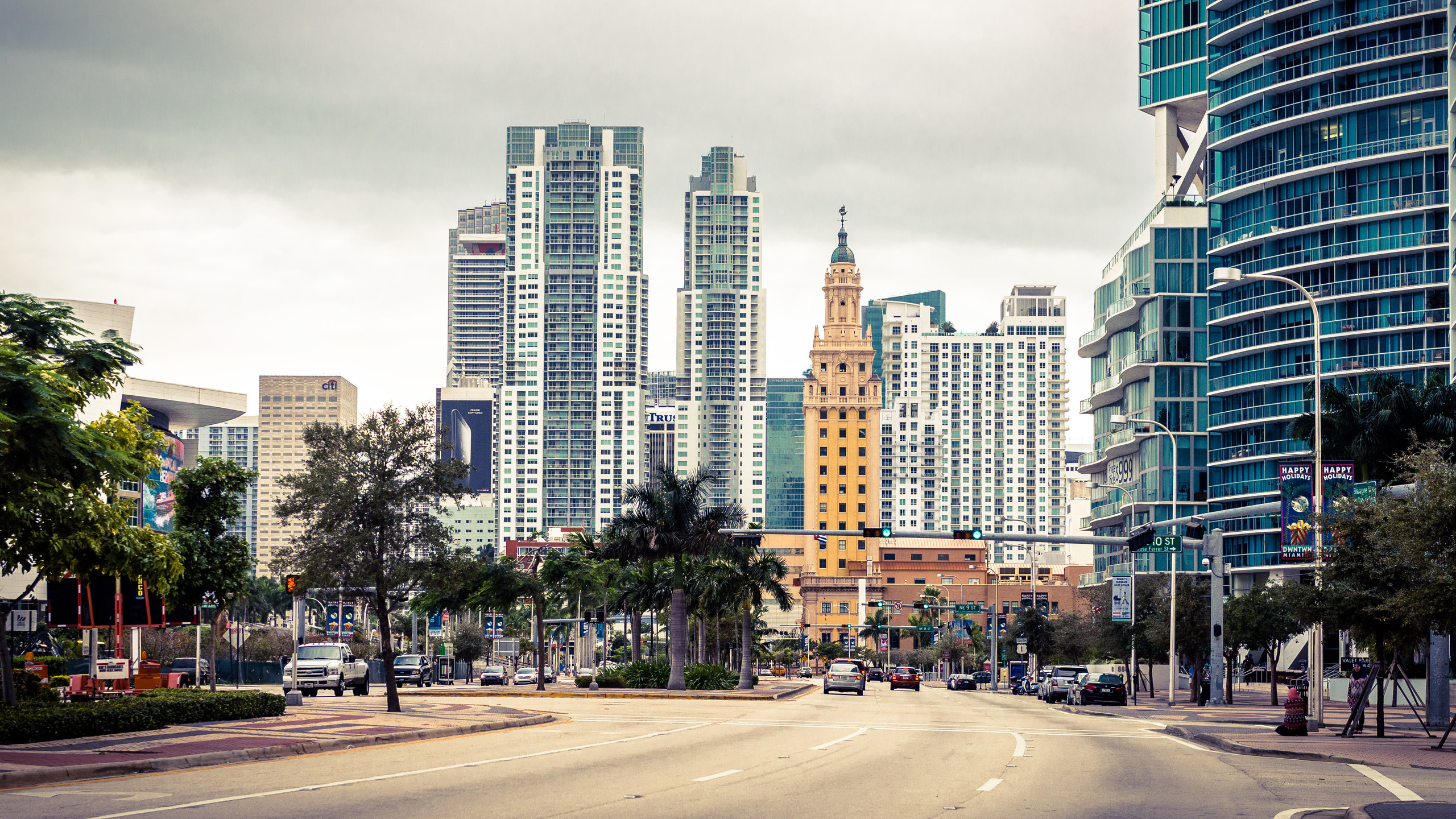 People Walking on Sidewalk Near High Rise Buildings During Daytime. Wallpaper in 2560x1440 Resolution