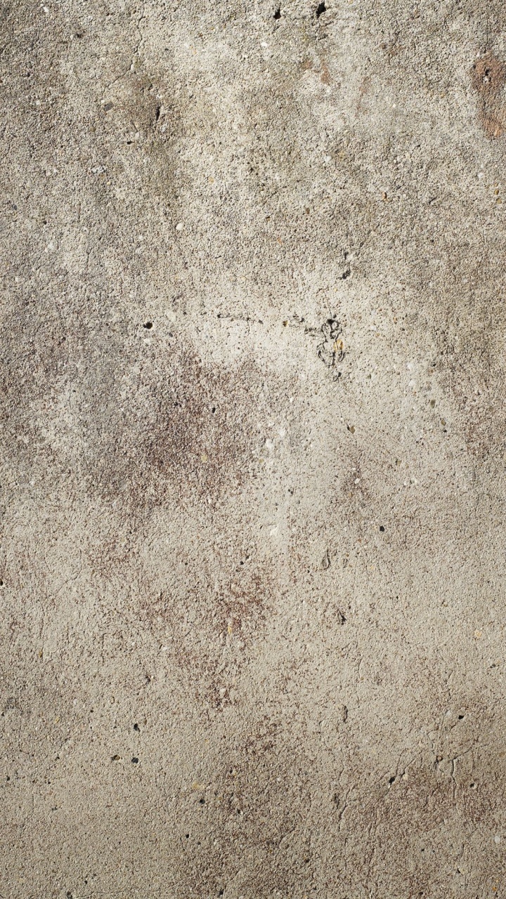 Personne en Chaussures Noires Debout Sur le Sable Brun. Wallpaper in 720x1280 Resolution