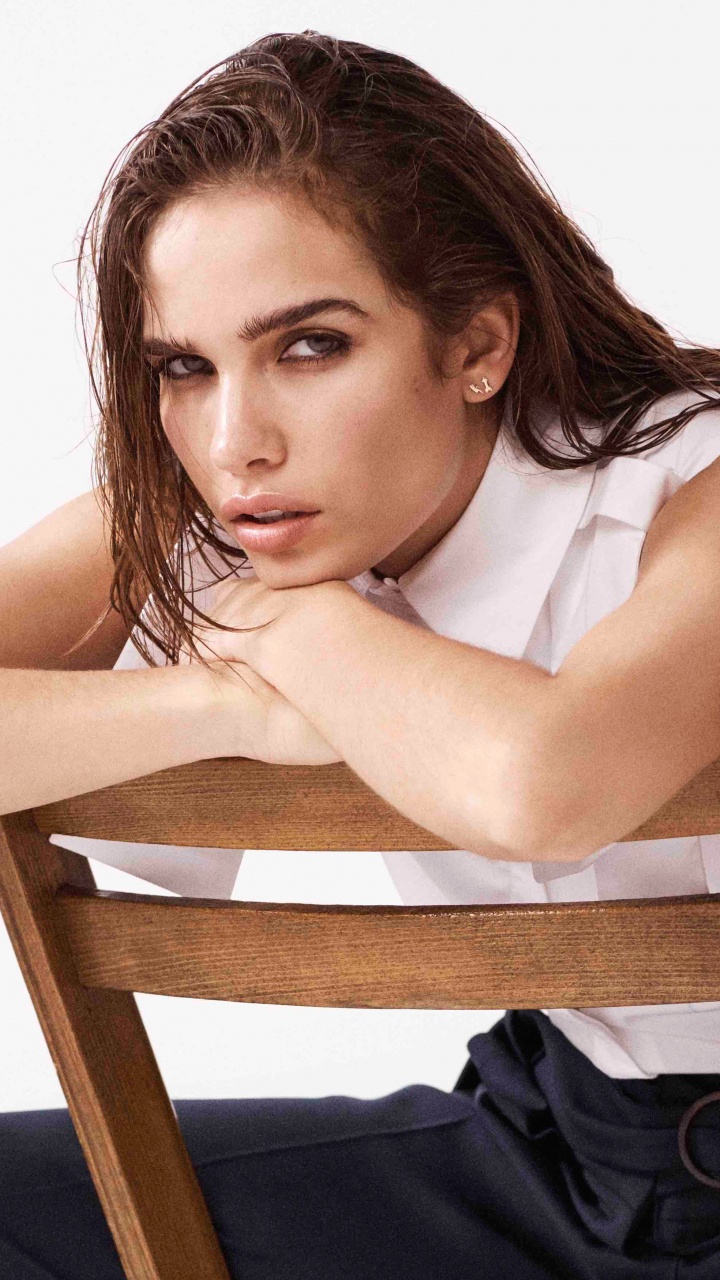 Victoria Beckham, Sitzecke, Schulter, Arm, Ellbogen. Wallpaper in 720x1280 Resolution