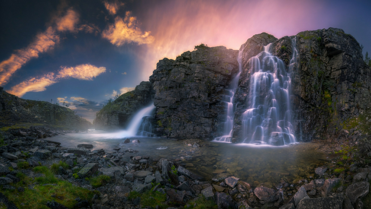 Cascadas Bajo el Cielo Nublado Durante el Día. Wallpaper in 1280x720 Resolution