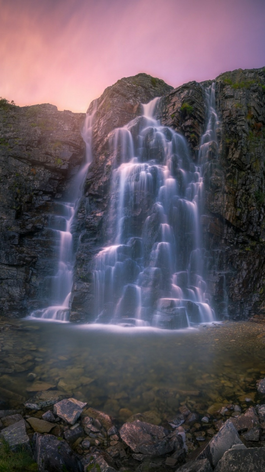 Wasserfälle Unter Bewölktem Himmel Tagsüber. Wallpaper in 1080x1920 Resolution