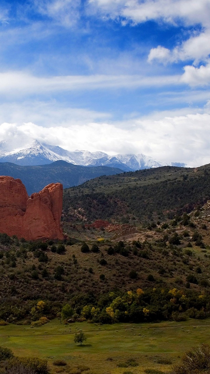 Montaña Rocosa Marrón Bajo Nubes Blancas Durante el Día. Wallpaper in 720x1280 Resolution