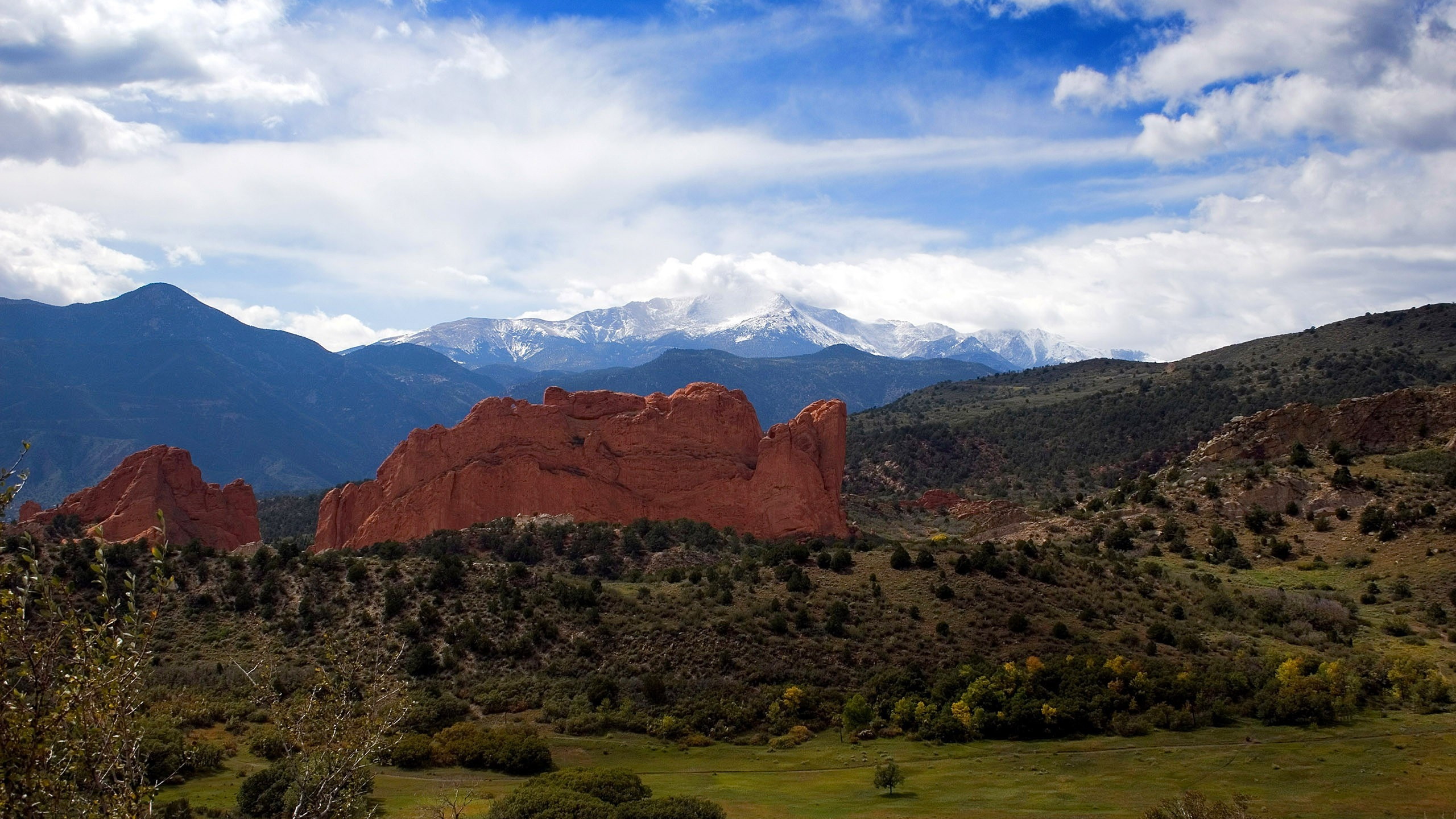 Brown Rocky Mountain Under White Clouds During Daytime. Wallpaper in 2560x1440 Resolution