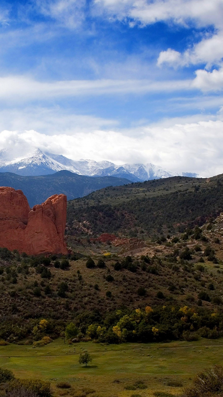 Brauner Felsiger Berg Unter Weißen Wolken Tagsüber. Wallpaper in 750x1334 Resolution