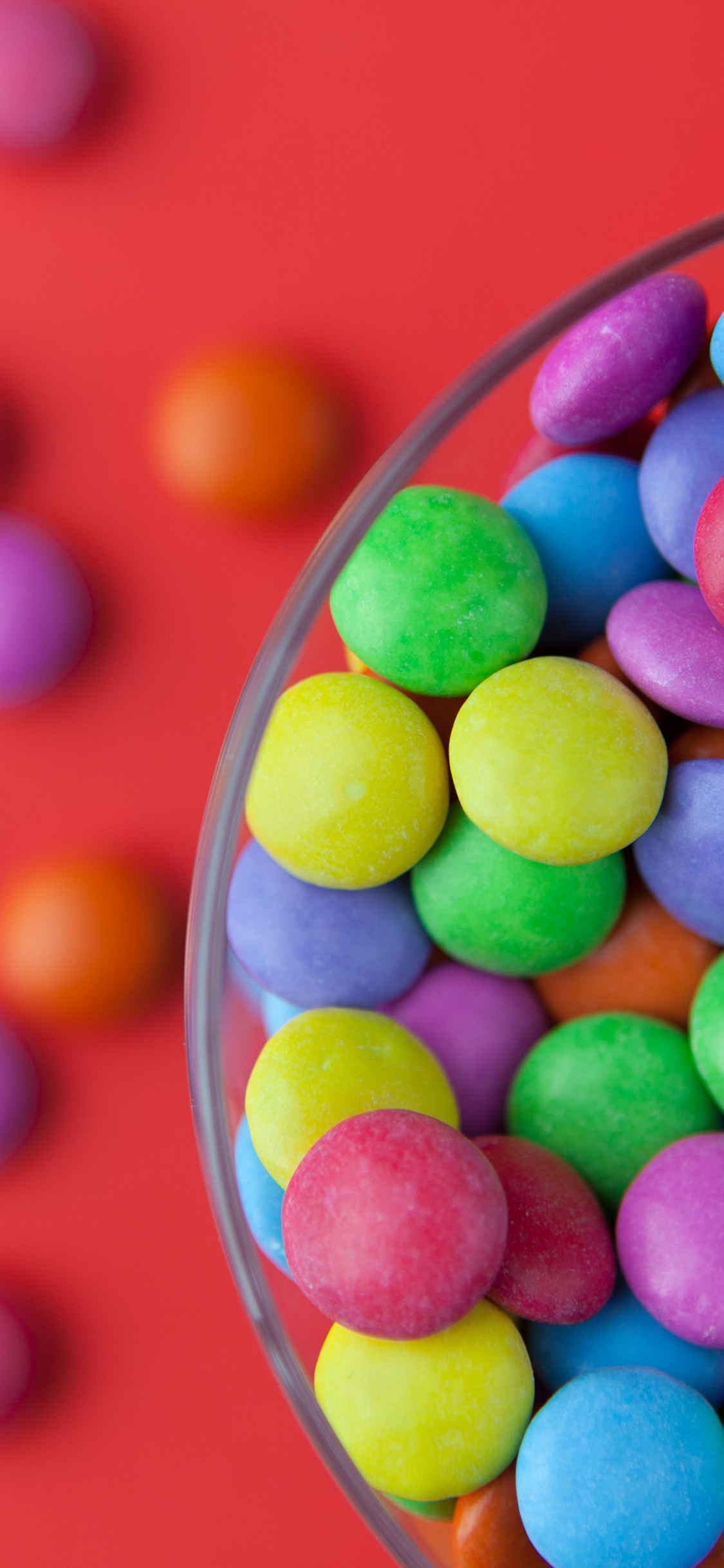 Colores Surtidos de Caramelos en Tazón de Vidrio Transparente. Wallpaper in 1125x2436 Resolution