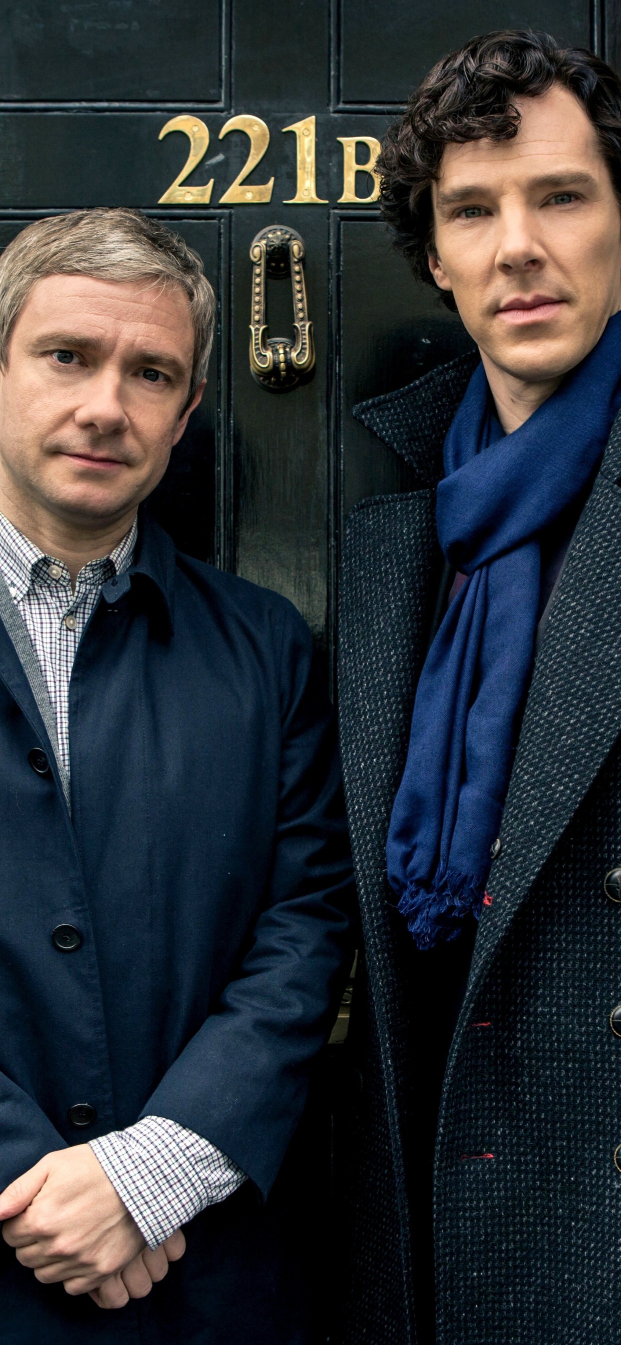 Mann in Blauer Anzugjacke Steht Neben Mann in Blauer Anzugjacke. Wallpaper in 1242x2688 Resolution