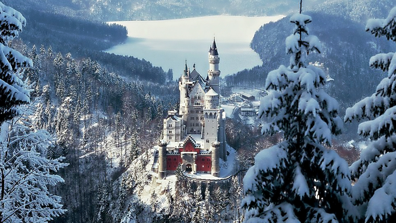 Weiße Und Rote Burg Auf Dem Berg. Wallpaper in 1280x720 Resolution