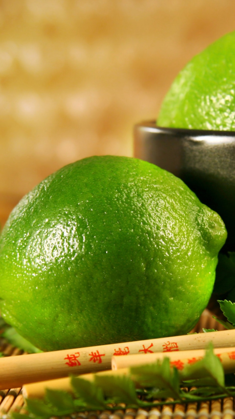 Fruit de Citron Vert Sur un Bâton en Bois Marron. Wallpaper in 750x1334 Resolution