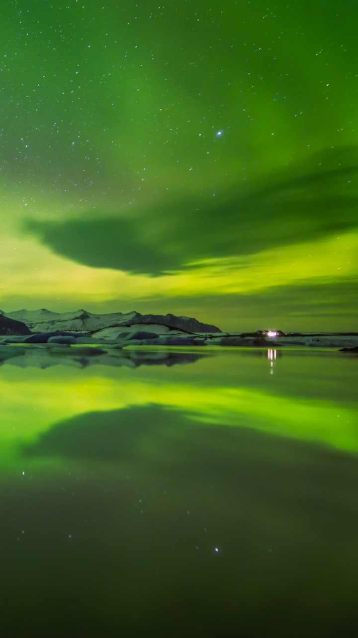 Aurora Boreal Verde y Negra. Wallpaper in 720x1280 Resolution