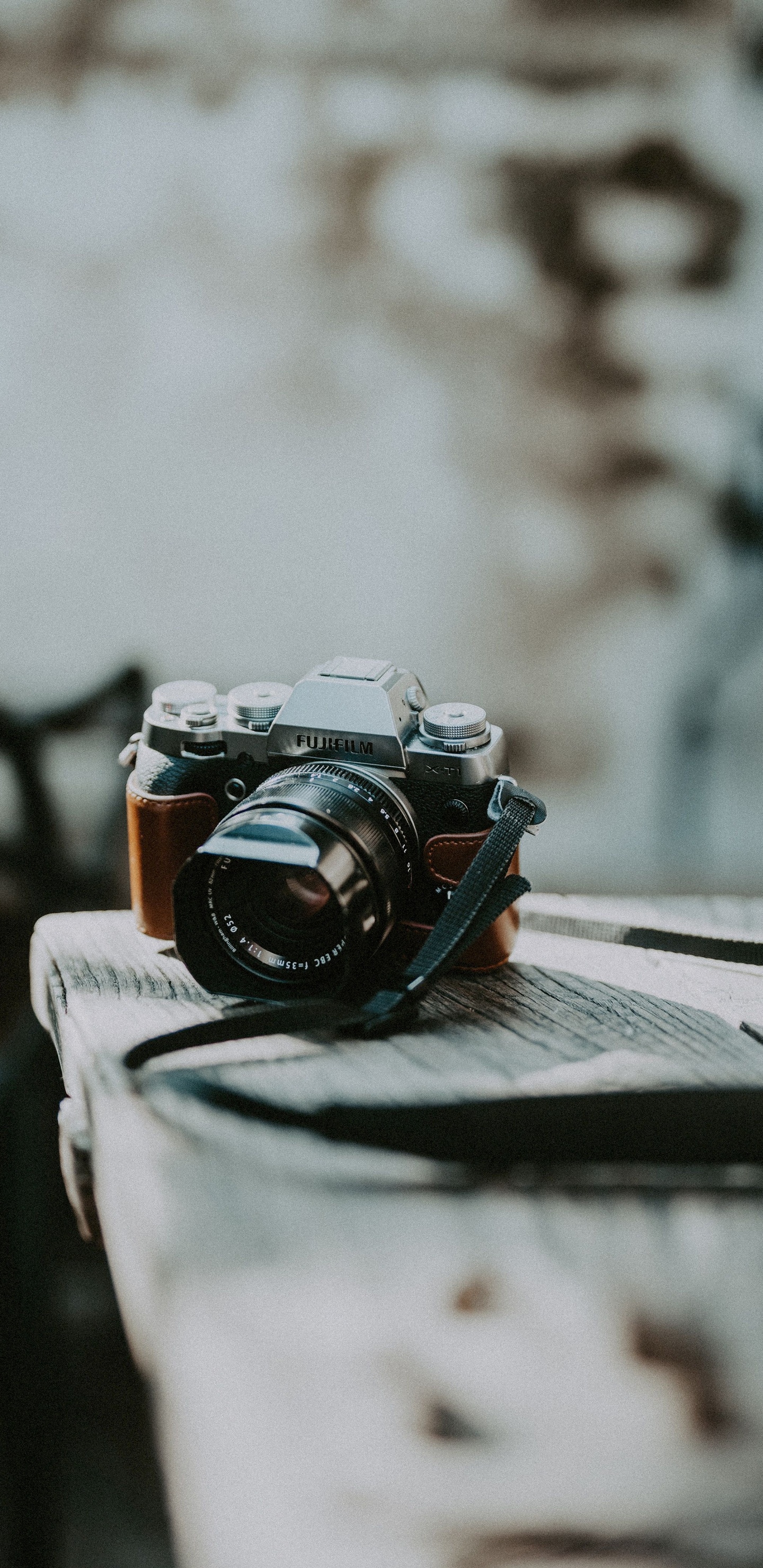 Schwarz-silberne DSLR-Kamera Auf Weißem Textil. Wallpaper in 1440x2960 Resolution