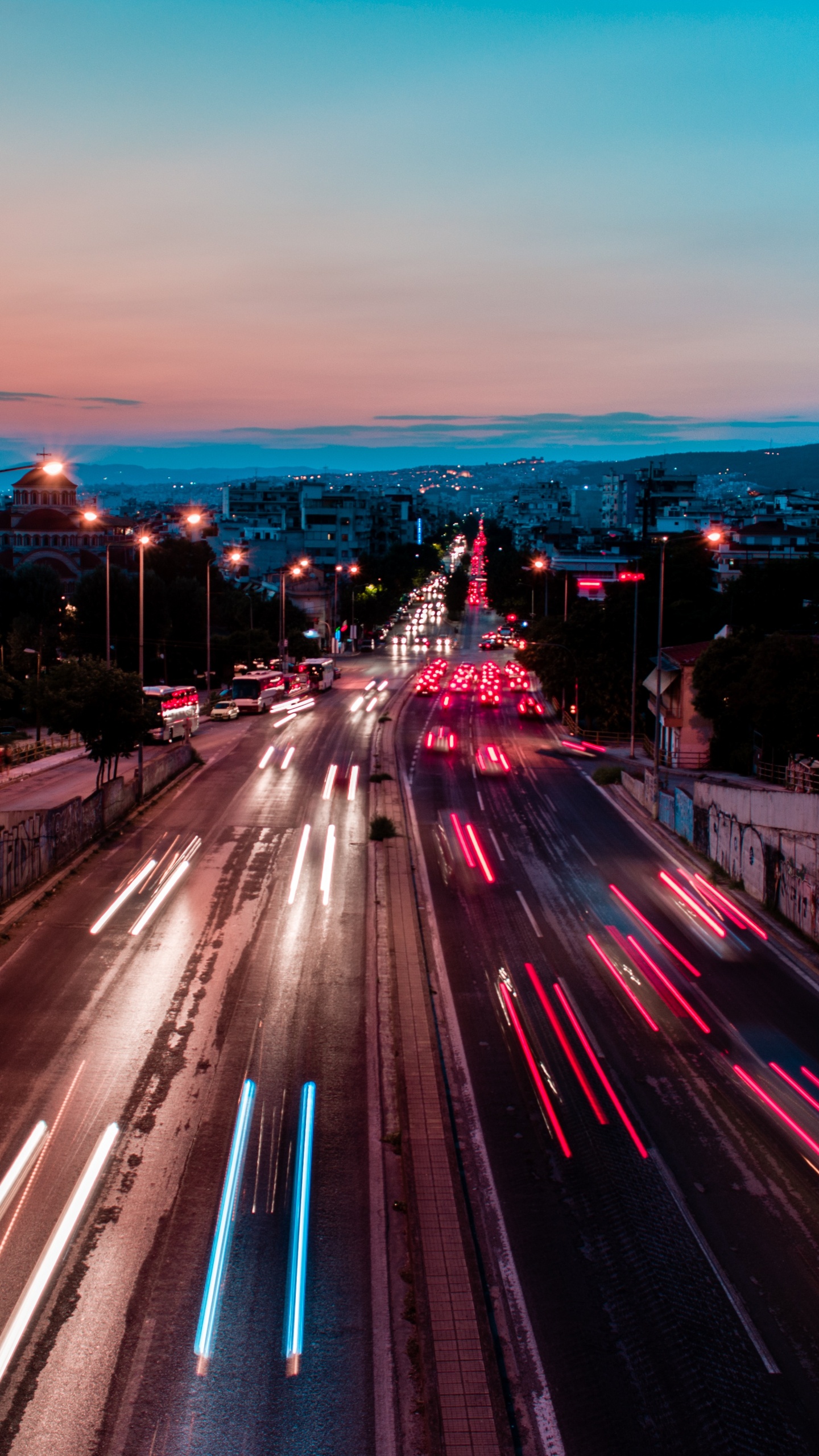 Zeitrafferaufnahmen Von Autos Auf Der Straße Während Der Nachtzeit. Wallpaper in 1440x2560 Resolution