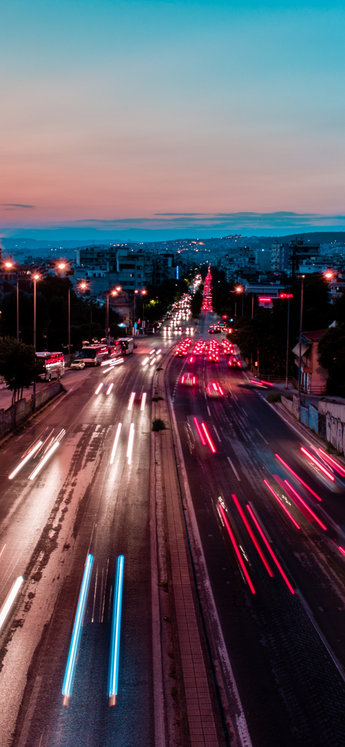 Photographie en Accéléré de Voitures Sur la Route Pendant la Nuit. Wallpaper in 1125x2436 Resolution
