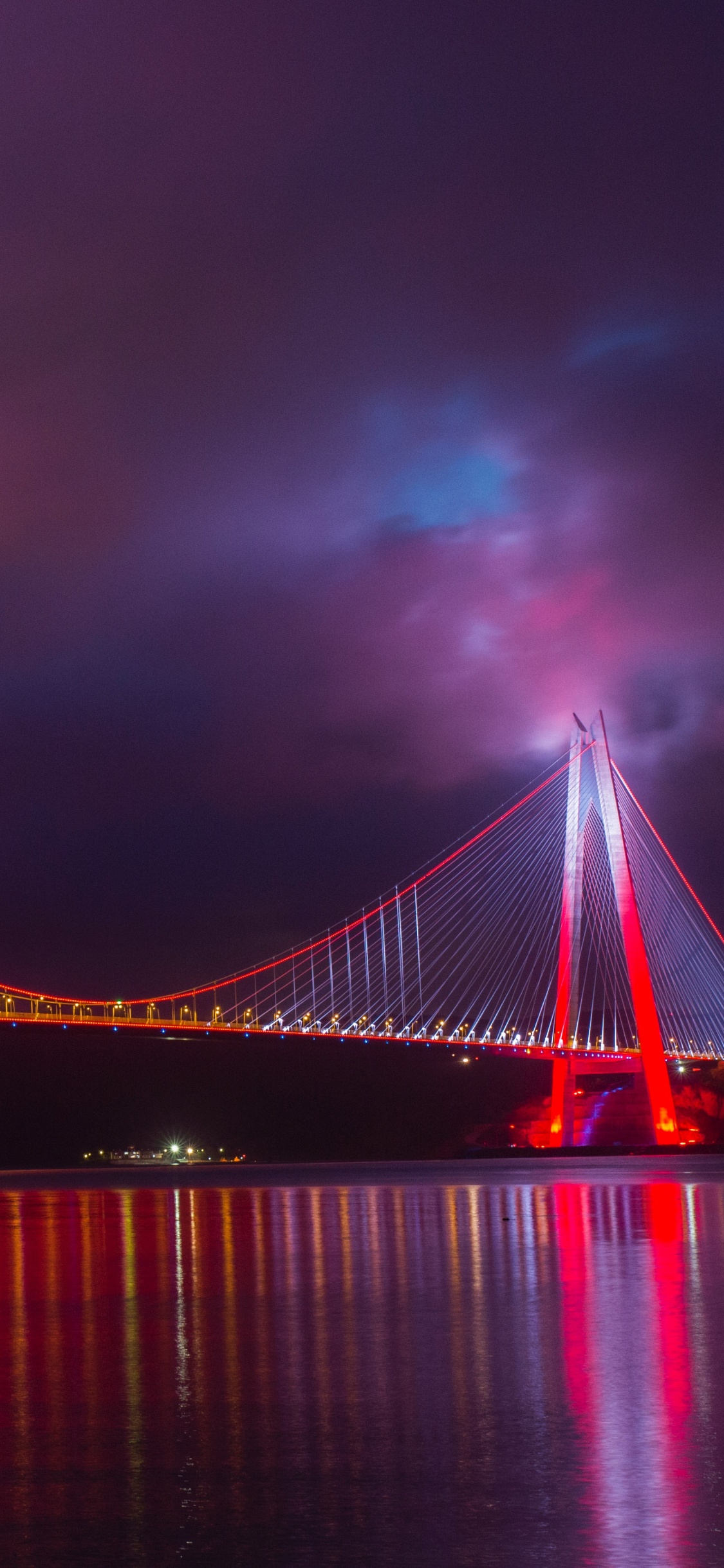 Pont Avec Des Lumières Pendant la Nuit. Wallpaper in 1125x2436 Resolution