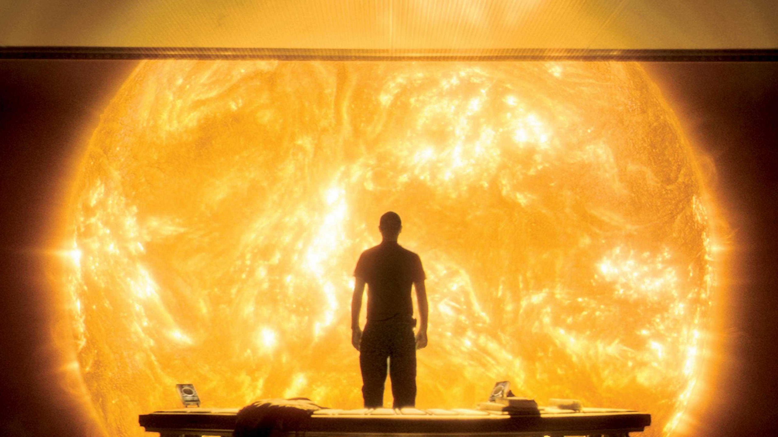 Homme Debout Sur le Bord D'un Immeuble Regardant la Peinture. Wallpaper in 2560x1440 Resolution