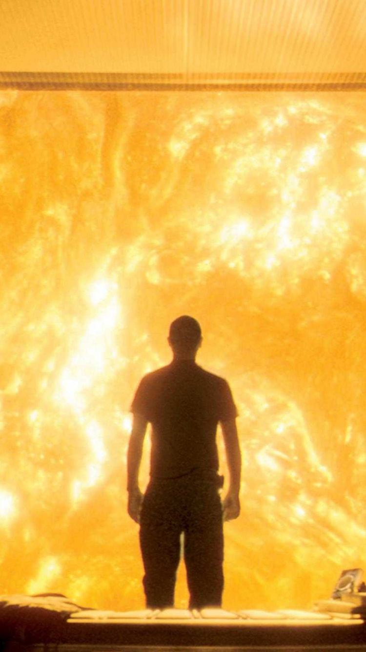 Homme Debout Sur le Bord D'un Immeuble Regardant la Peinture. Wallpaper in 750x1334 Resolution