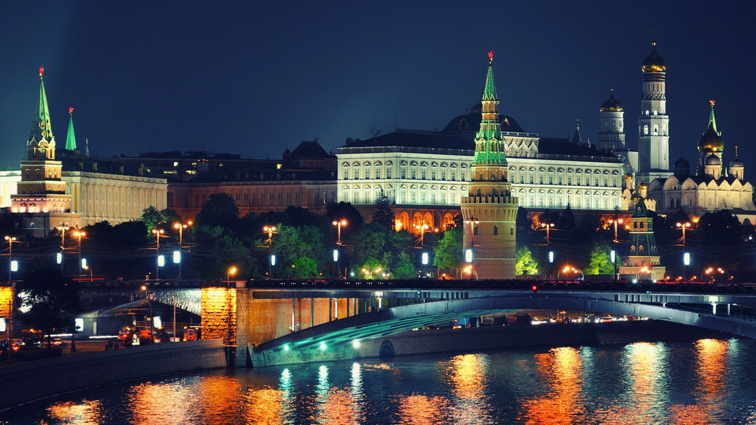 White Concrete Building Near Body of Water During Nighttime. Wallpaper in 2560x1440 Resolution