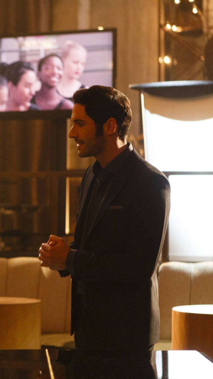 L'homme en Costume Noir Debout à Côté de la Femme en Chemise Noire à Manches Longues. Wallpaper in 720x1280 Resolution